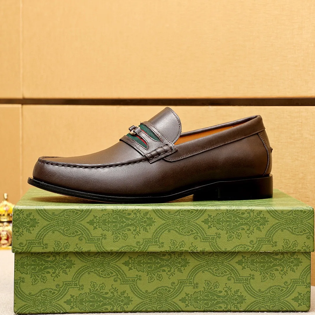 Men's shoes 💰480 💐 Product trademark: GUCCI "Gucci" casual leather shoes Regular size: 38-44 (45.46.47🉑️customized) Product materials: Selected imported first-layer calfskin upper + classic hardware buckle, imported cowhide leather lining. Strong three-dimensional visual effect, original combination outsole Color: 2⃣️colors available